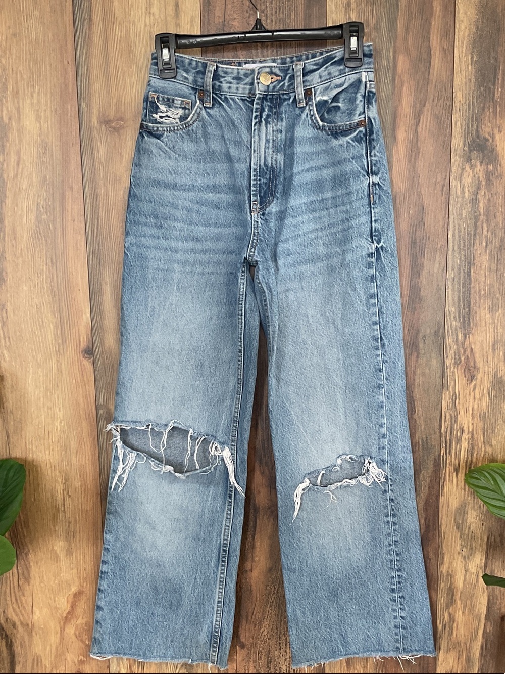 Zara Distressed High Rise Mom Jean Wide-Leg Jeans 2        331B